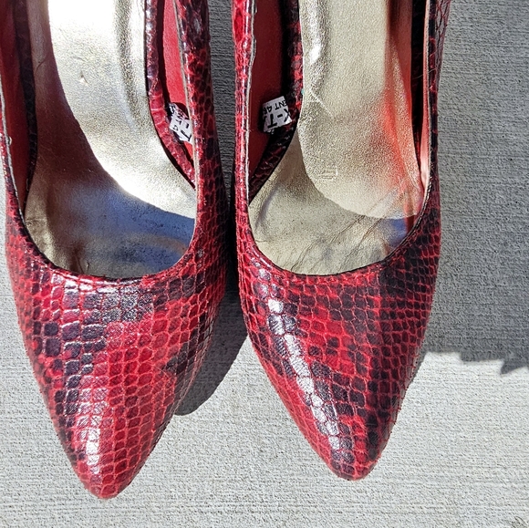 Retro red and black Snake point toe heel pumps women's size 8 Mossimo - Picture 4 of 9